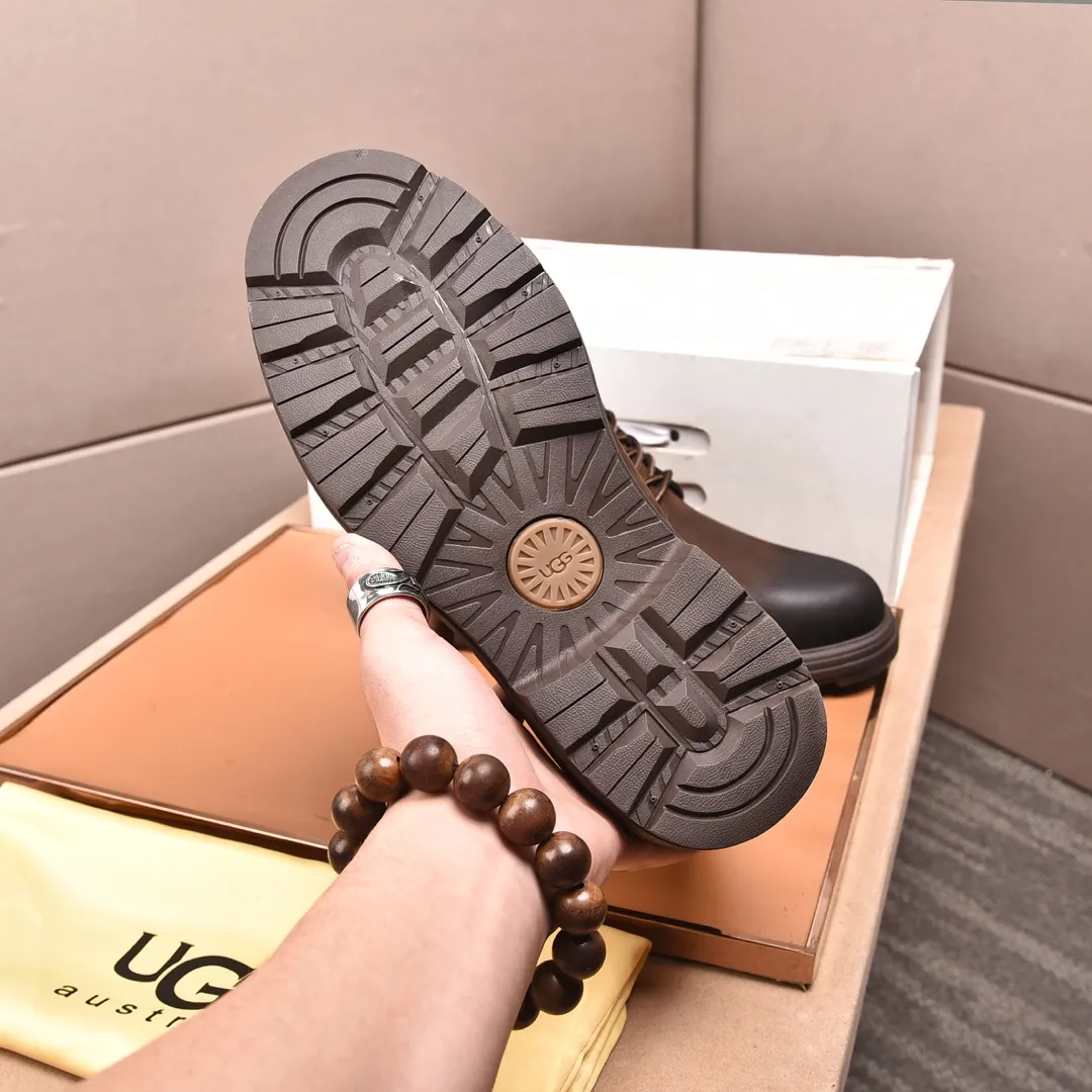 Men's shoes 💰640 (full genuine wool lining, 10% off for fake ones) Please pay attention to the quality of the original item and compare the thickness of the wool 🏮🏮 Popular UGG men's shoes from Australia's warm luxury brand, the official website is synchronized, Beckham men's style..., made of imported first-layer waxed cowhide, waxed toe cap, Australian real wool velvet lining Carefully sewn...Imported rubber Martin boots outsole (comfortable, soft and wear-resistant). I really like the quality..Exquisite workmanship. You can't put it down at first sight. Size 39-44